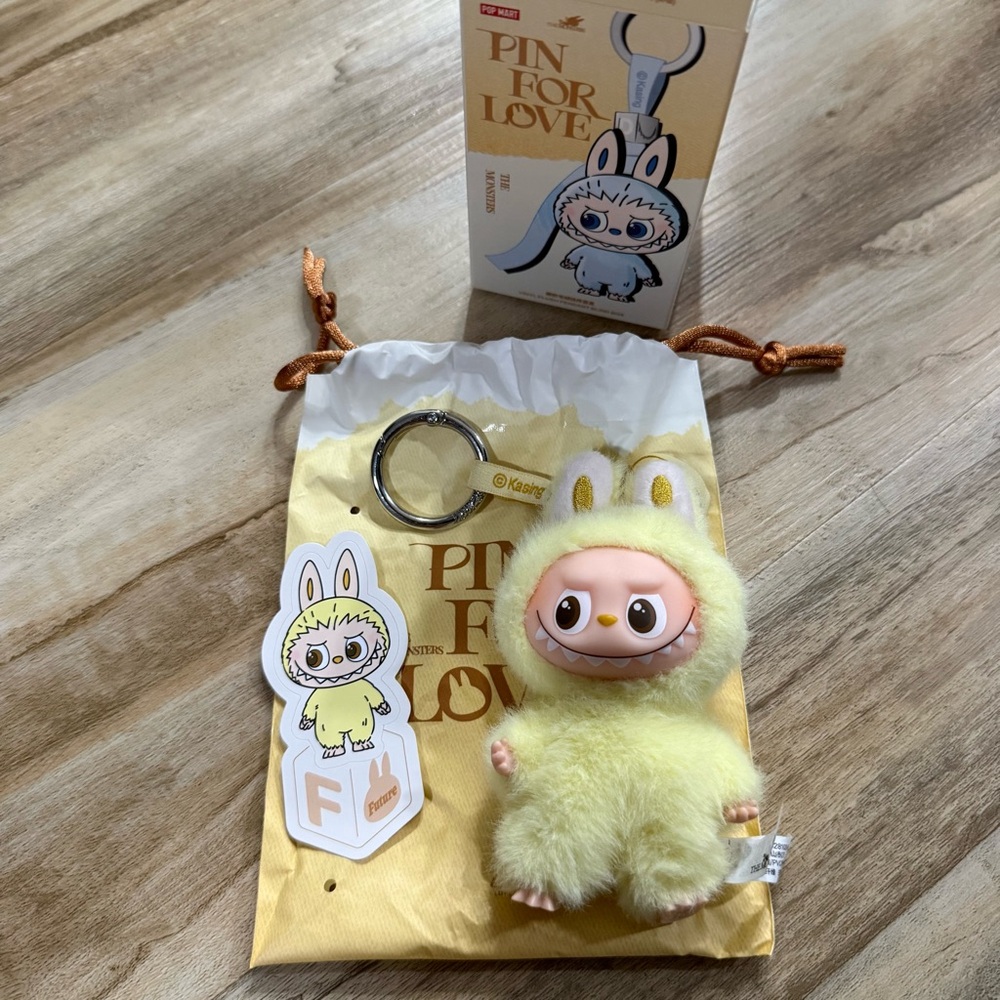 Pin For Love Labubu (LETTER “F”) Pop Mart The Monsters - 100% AUTHENTIC - Picture 3 of 10